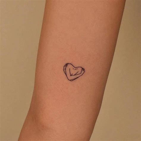 pecho mujer tatuajes de corazones|20 tatuajes de corazones: pequeños, simples,。